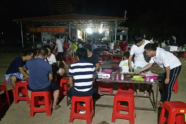 欢乐的自助烧烤环节
