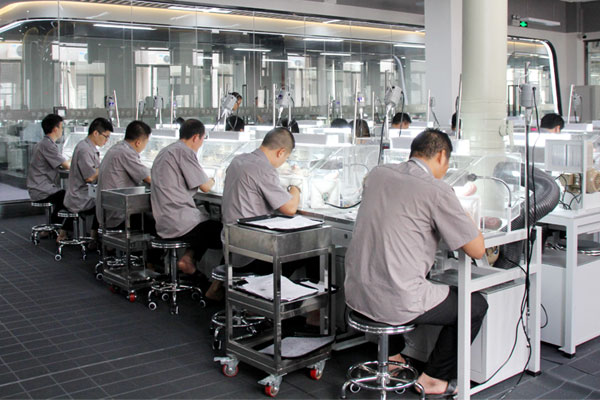 黄金首饰加工设备自动化改造传统产业(图1) 黄金首饰加工车间
