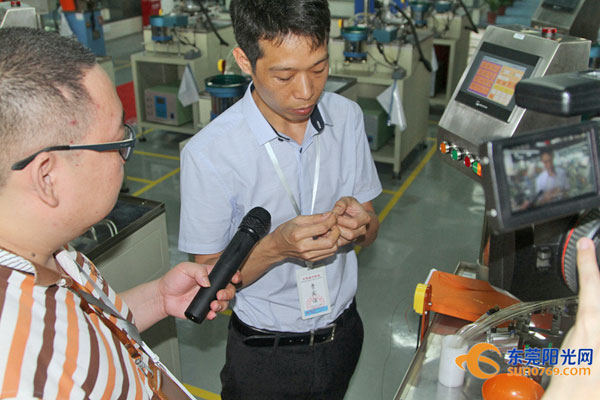 昌源达公司总经理叶先生在接受记者采访